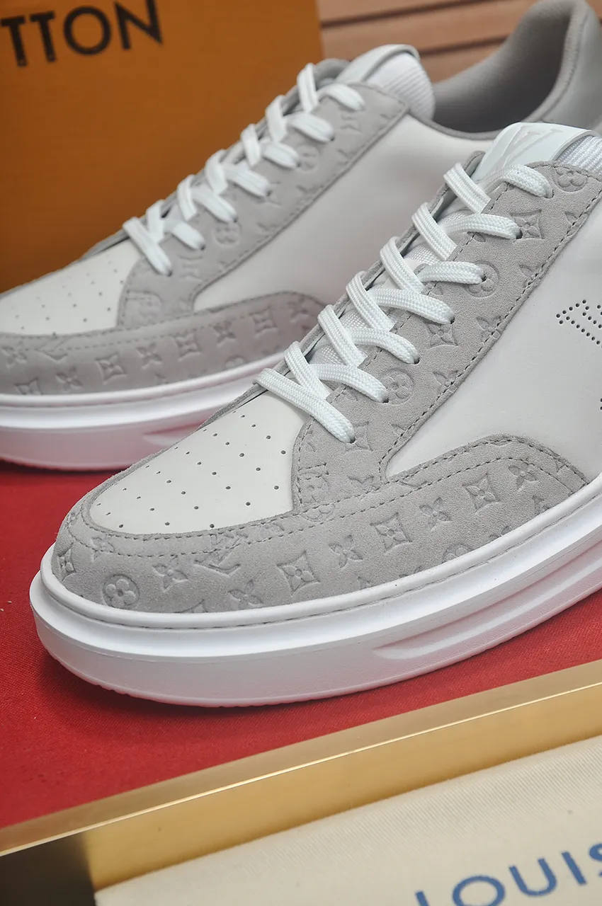 Men's men's shoes 💰640💶Original development, quality shipping, welcome to compare - LV sneaker series sports shoes introduce the loose silhouette of the ready-to-wear series into the spring and summer men's wear shows and make an eye-catching appearance. The cow leather upper is combined with rough fabric laces, and colorful beading highlights the brand's classic elements. LV letters mark the tongue and Monogram floral outsole. Mixed materials Made of top-grain cowhide, thick shoelace design, large Monogram print on the side, mesh lining and cotton feet, the comfort is as extreme as ever, premium heritage, quality first, worth owning! Size: Men’s 38-45 (45 is custom-made and cannot be returned or exchanged)